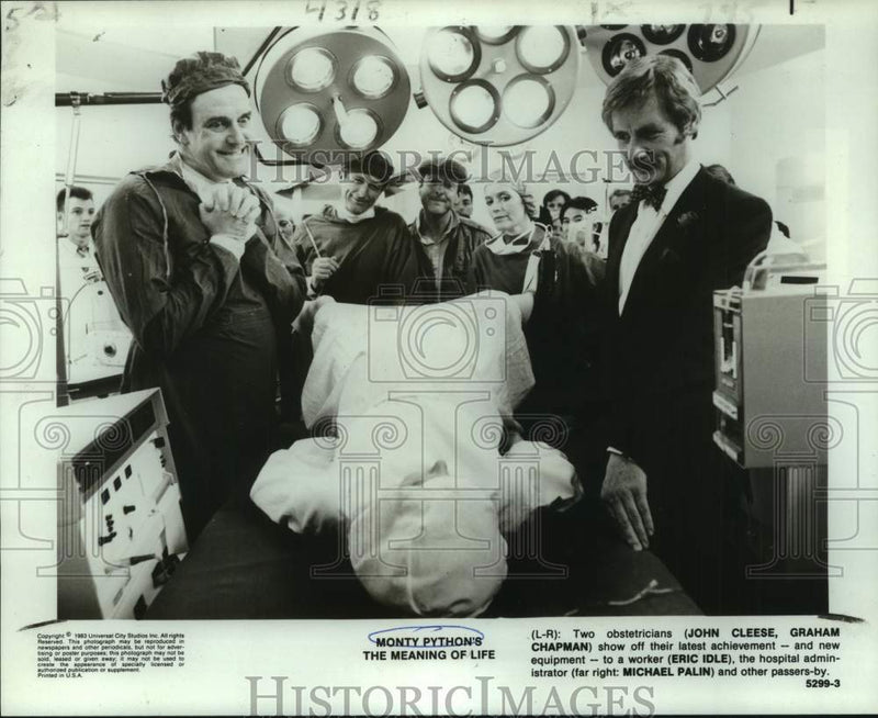 Load image into Gallery viewer, 1983 Press Photo John Cleese &amp; Graham Chapman in Monty Python's Meaning of Life.
