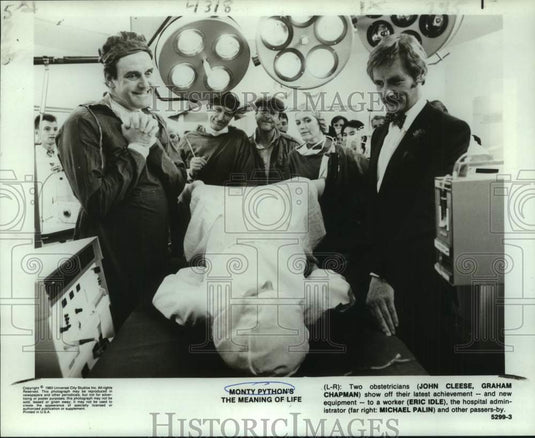 1983 Press Photo John Cleese & Graham Chapman in Monty Python's Meaning of Life.