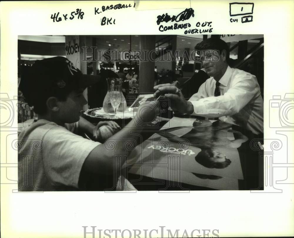 1993 Press Photo Hall of Fame Jim Palmer gives autograph to Drew Vonderhaar- Historic Images