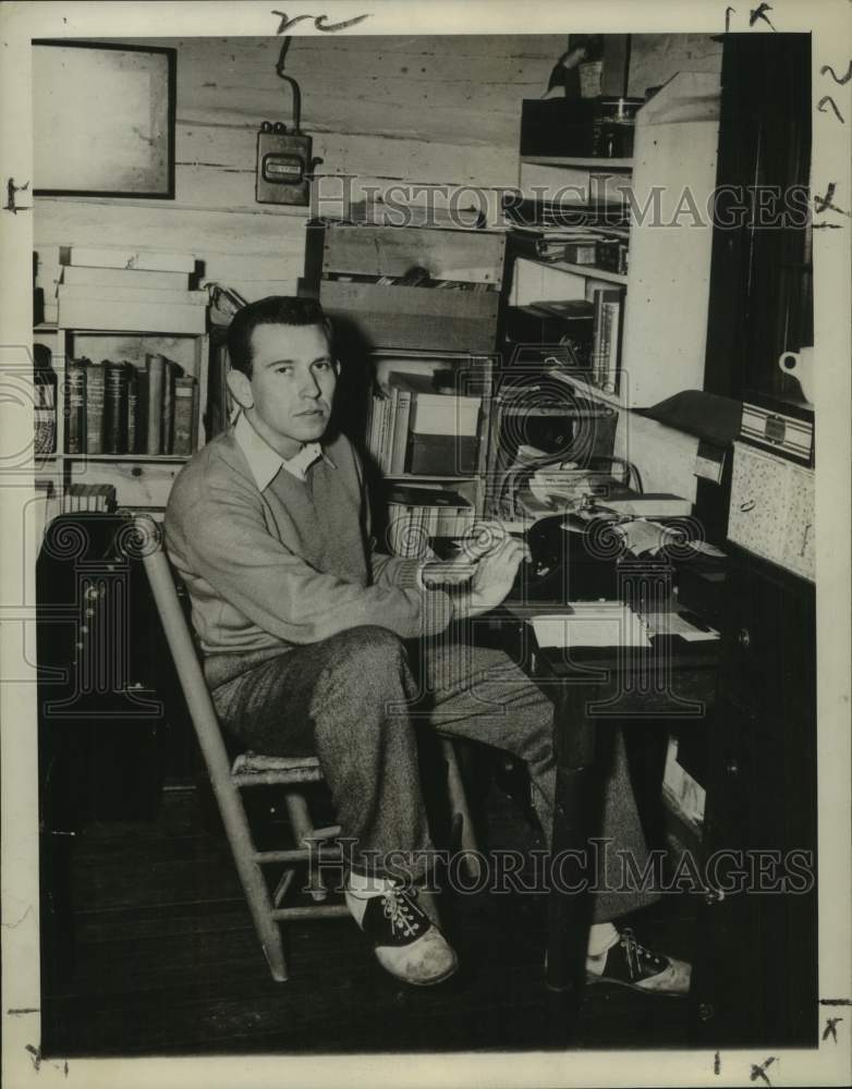 Load image into Gallery viewer, 1950 Press Photo Max Steele, author, writing easy, after start - nop70020
