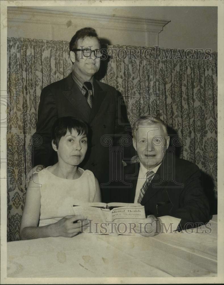 Load image into Gallery viewer, 1971 Press Photo Bob Coke with Mrs. Kay Donegan &amp; John MacDonald - nop70630
