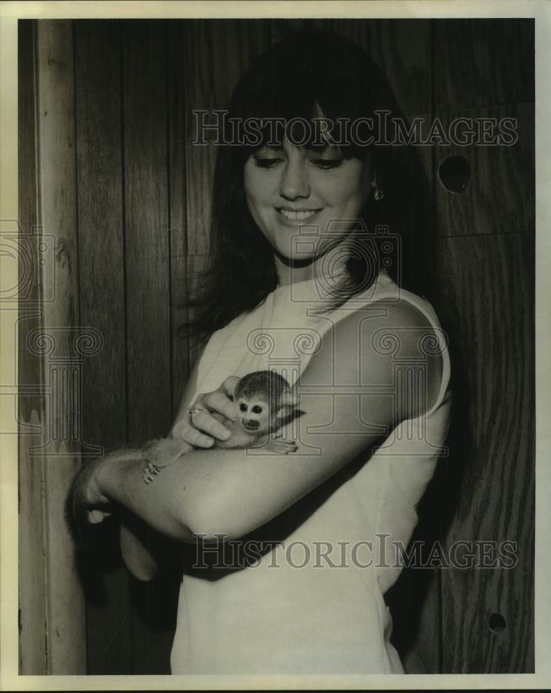 Load image into Gallery viewer, 1973 Press Photo Nancy Pettis, University secretary with spider monkey
