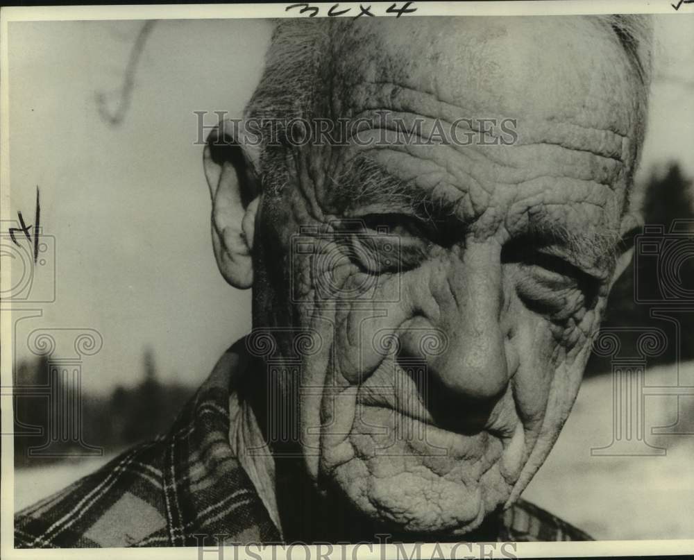 1975 Press Photo Author Scott Nearing on his farm in Harborside, Maine.