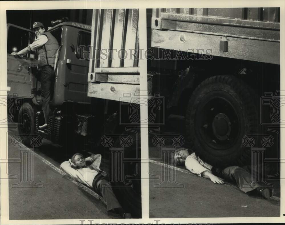 1990 Press Photo Frightening trick in &quot;Penn &amp; Teller: Don&#39;t Try This At Home!&quot;- Historic Images