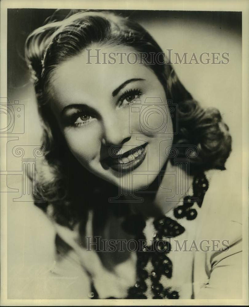 Load image into Gallery viewer, 1941 Press Photo June Robbins to perform in "Spotlight Bands" - nop72294

