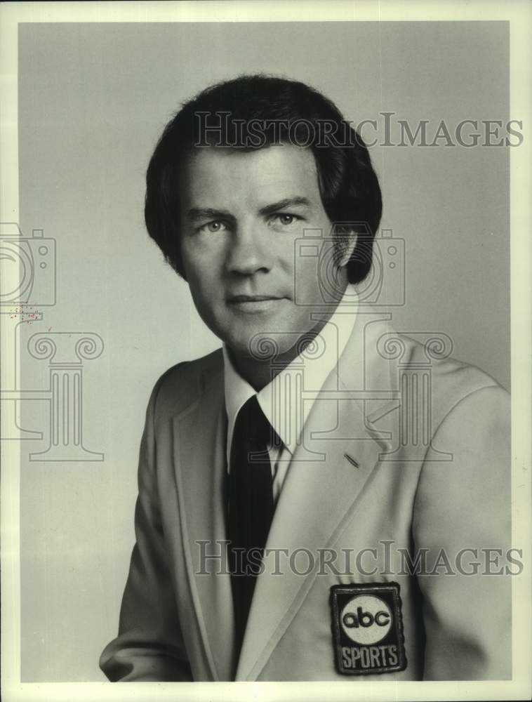 1975 Press Photo ABC Sportscaster Frank Gifford hosts NFL Monday Night Football.- Historic Images