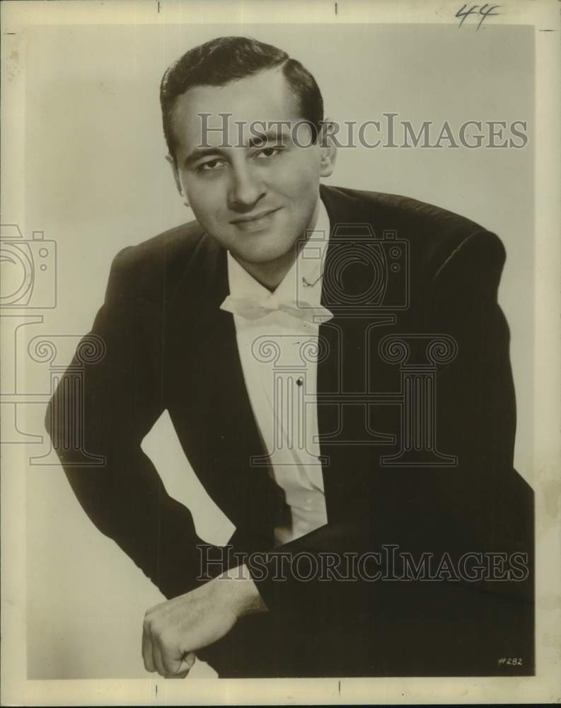Load image into Gallery viewer, 1957 Press Photo Pianist Leonard Pennario - nop72476
