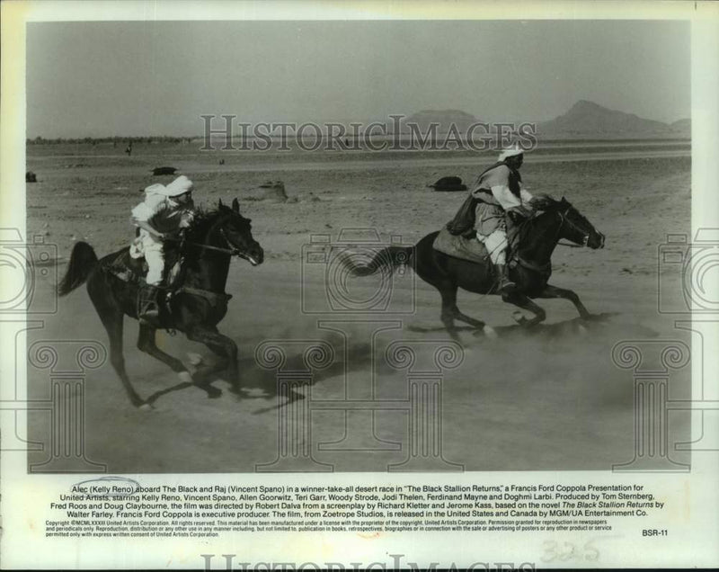 Load image into Gallery viewer, 1983 Press Photo Kelly Reno &amp; Vincent Spano race "The Black Stallion Returns."

