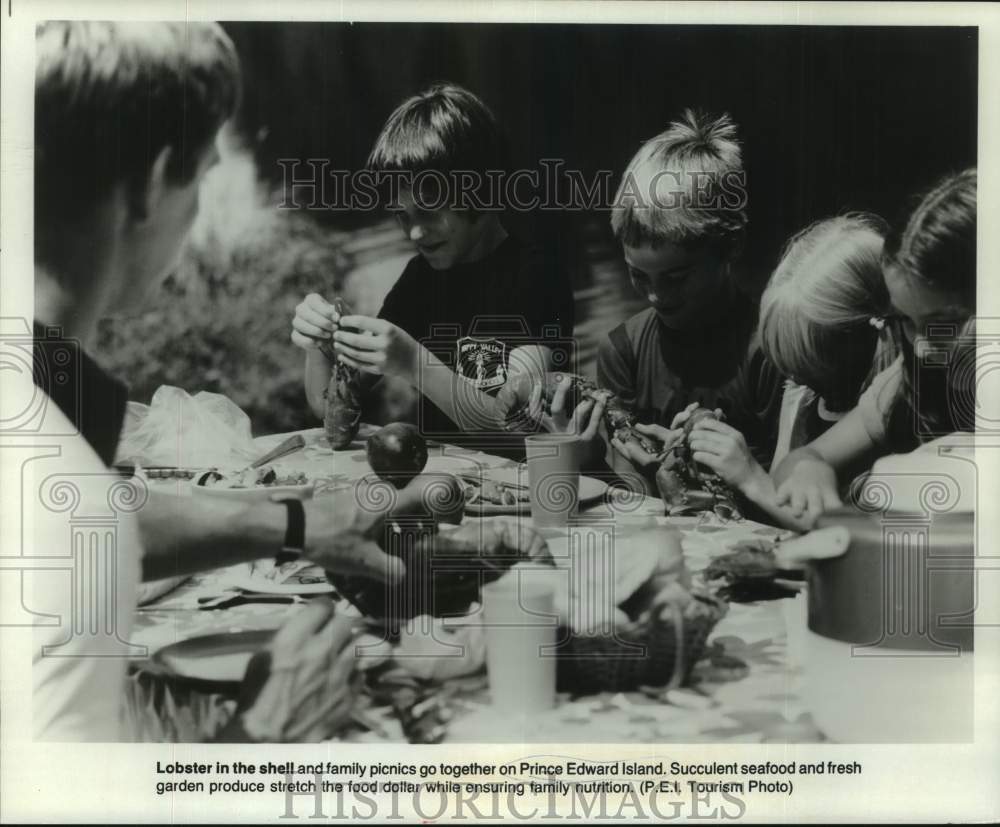 1982 Press Photo Kids eating lobster in the shell on Prince Edward Island- Historic Images