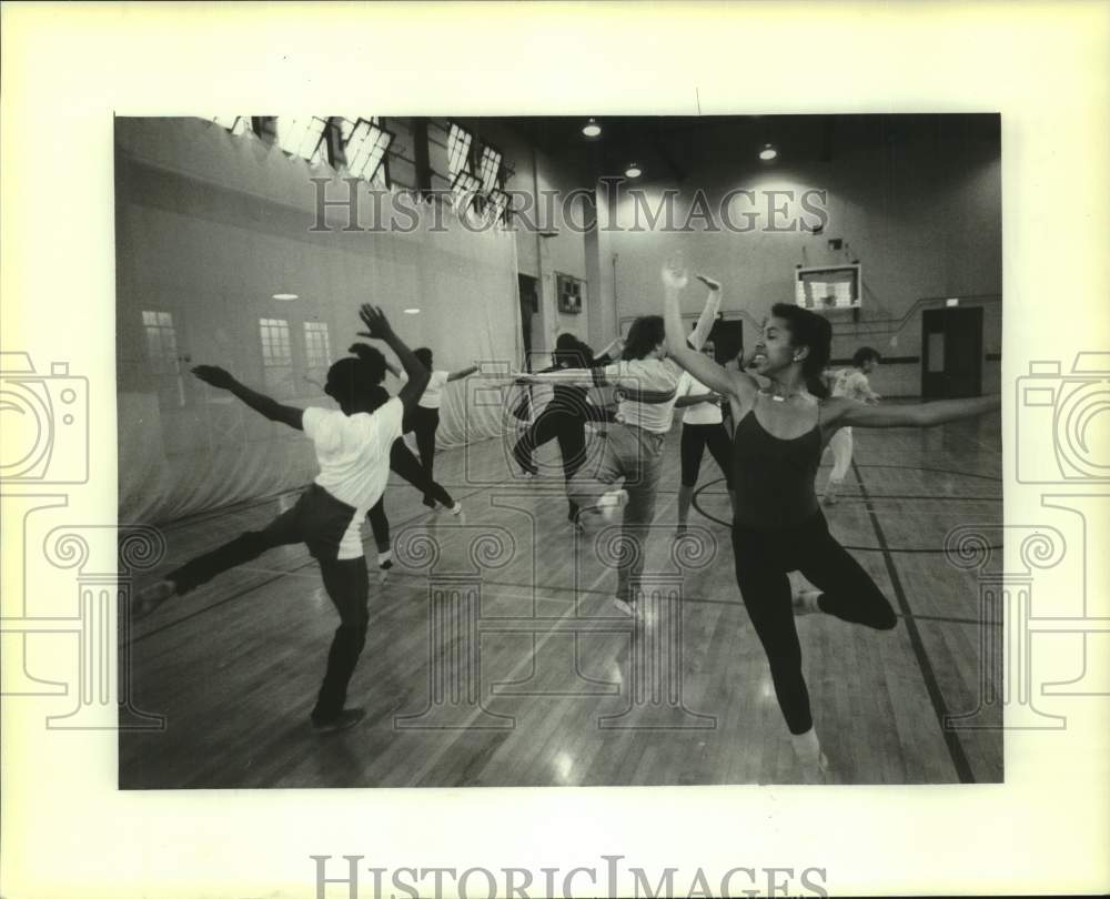1984 Press Photo Newcomb Dance Club rehearsing - nop73320