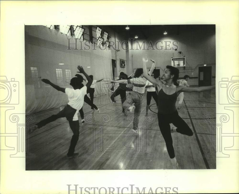 Load image into Gallery viewer, 1984 Press Photo Newcomb Dance Club rehearsing - nop73320
