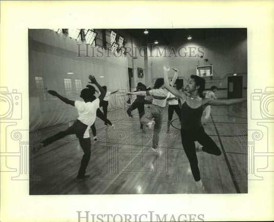 1984 Press Photo Newcomb Dance Club rehearsing - nop73320
