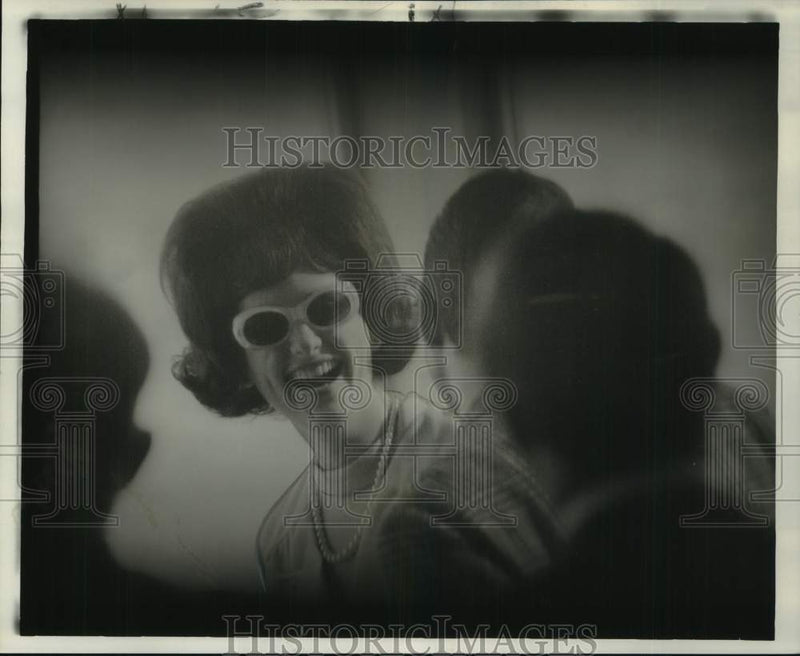 Load image into Gallery viewer, 1966 Press Photo Lynda Bird Johnson, the President's older daughter at races
