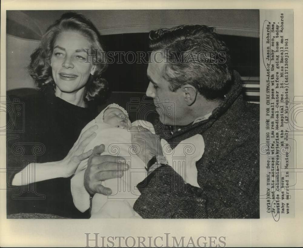 1961 Press Photo Jason Robards Jr. &amp; wife Lauren Bacall pose with baby son, Sam