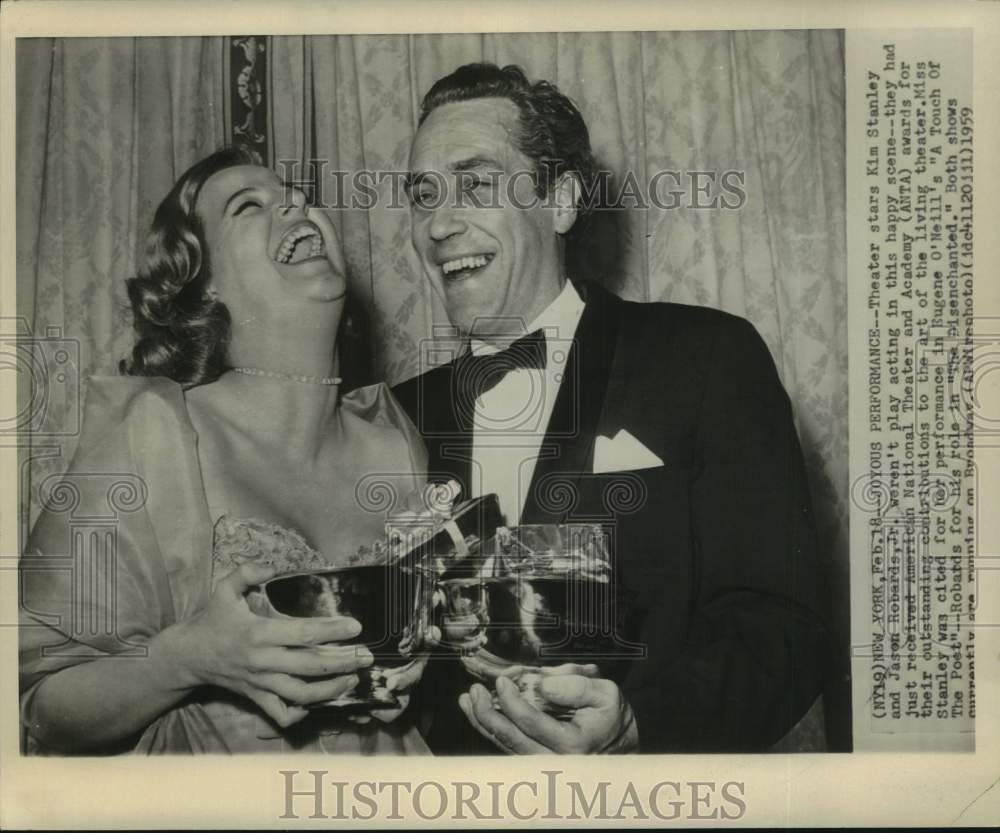 1959 Press Photo Kim Stanley and Jason Robards Jr. receive awards from ANTA