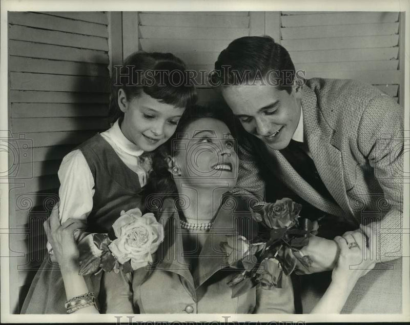 Load image into Gallery viewer, 1956 Press Photo "Modern Romances" narrator Martha Scott and children
