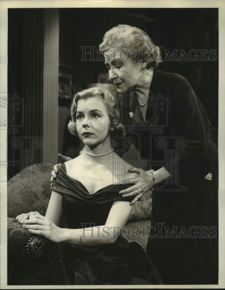 Load image into Gallery viewer, 1955 Press Photo Leona Powers &amp; Marian Russell in "Date With Life" on NBC-TV
