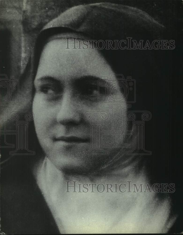 1895 Press Photo St. These in recreation painting the statue of the Child Jesus