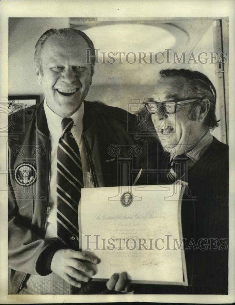 1975 Press Photo President Ford and Cleve Ryan on Air Force One. - nop75805