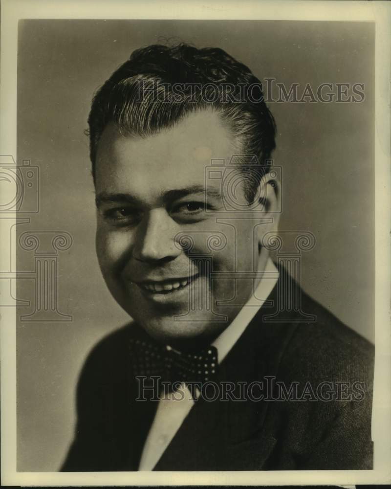 Load image into Gallery viewer, 1946 Press Photo "Double or Nothing" quiz show emcee Todd Russell. - nop75829
