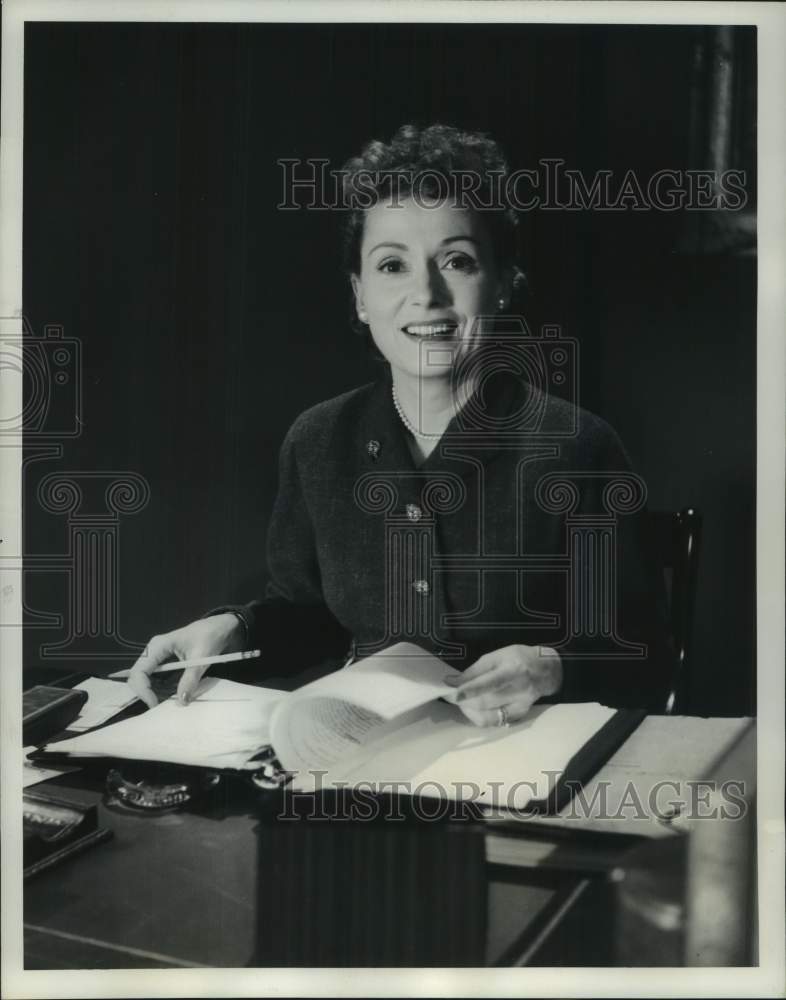 Load image into Gallery viewer, 1954 Press Photo Martha Scott, Narrator of Modern Romances on NBC-TV - nop75860
