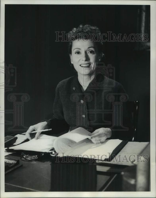 1954 Press Photo Martha Scott, Narrator of Modern Romances on NBC-TV - nop75860