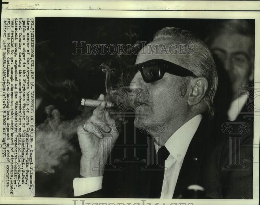 1971 Press Photo Darryl Zanuck puffs cigar at annual shareholders meeting