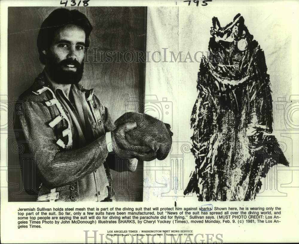 1981 Press Photo Jeremiah Sullivan holds steel mesh &quot;shark diving suit.&quot;- Historic Images