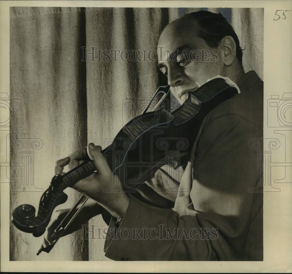 1950 Press Photo Displaced Person Abraham Schrojt plays at LA Veterans Hospital