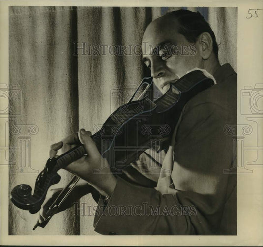 1950 Press Photo Displaced Person Abraham Schrojt plays at LA Veterans Hospital