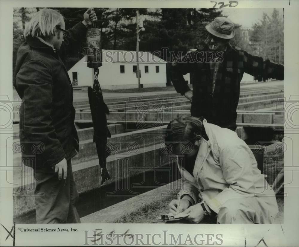 1972 Press Photo Biologist Larry Stolte and aids weigh coho salmon in NH