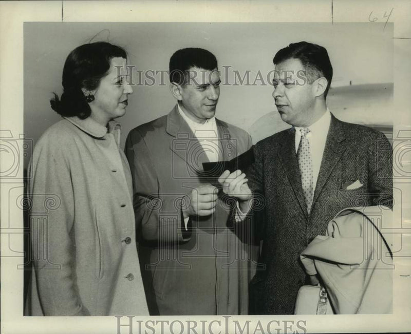 Load image into Gallery viewer, 1958 Press Photo Russia's CBS correspondent Dan Schorr and Dr. and Mrs. Fosberg

