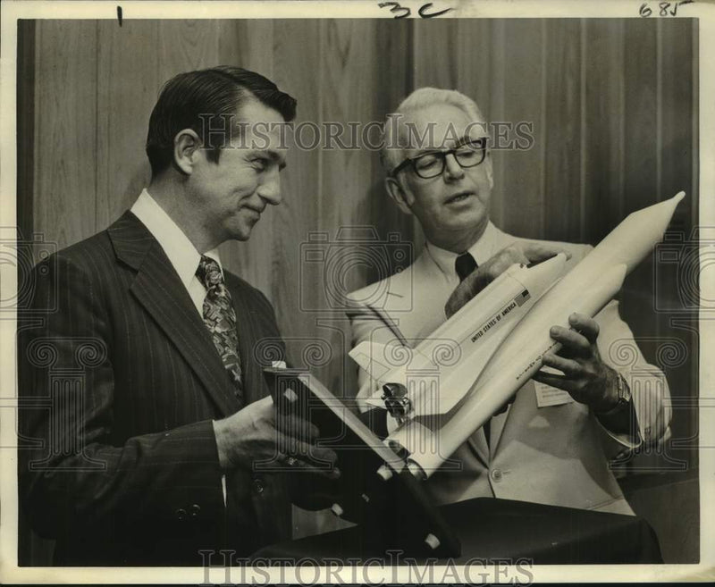 Load image into Gallery viewer, 1973 Press Photo NASA official inspect model of space shuttle with builder
