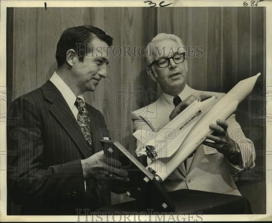 1973 Press Photo NASA official inspect model of space shuttle with builder
