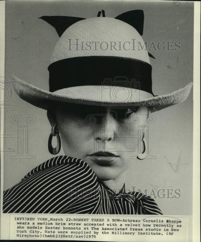 1975 Press Photo Actress Cornelia Sharpe Modelling Easter Bonnet - nop79426
