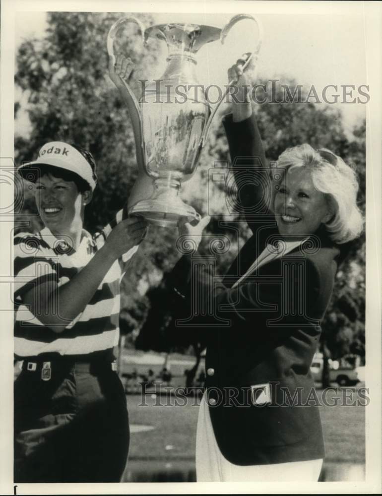 1990 Press Photo Juli Inkster, Dinah Shore with Trophy at Nabisco Dinah Shore- Historic Images