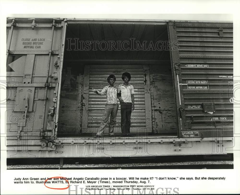 1980 Press Photo Judy Ann Green and Son Michael Angelo Caraballo in Boxcar- Historic Images