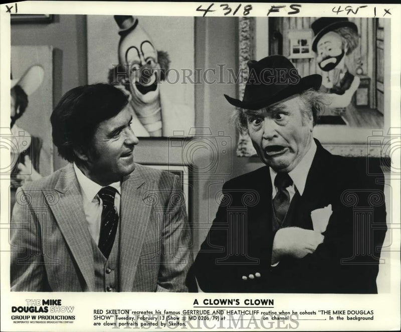 Load image into Gallery viewer, 1979 Press Photo Red Skelton with Mike Douglas on "The Mike Douglas Show"
