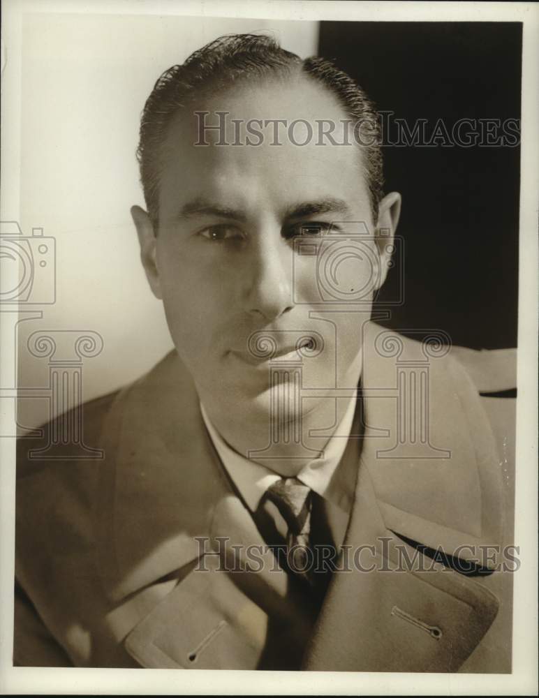 1949 Press Photo Bill Stern, sportscaster, star of the &quot;Sports Newsreel&quot;- Historic Images