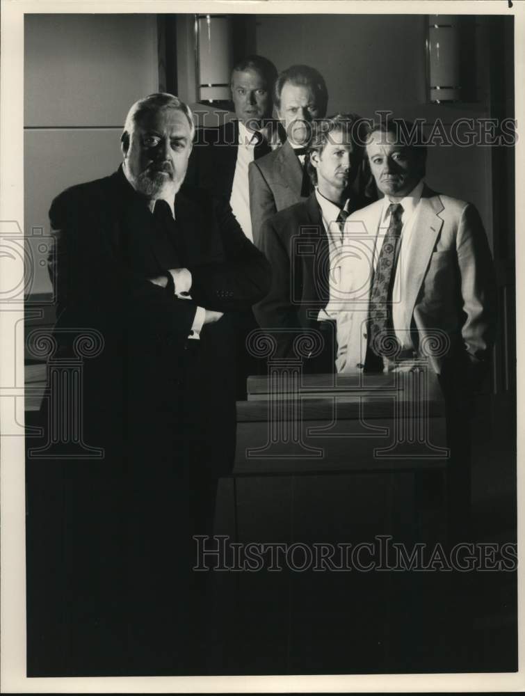 1990 Press Photo Raymond Burr, star of TV&#39;s &quot;Perry Mason&quot; with his co-actors- Historic Images