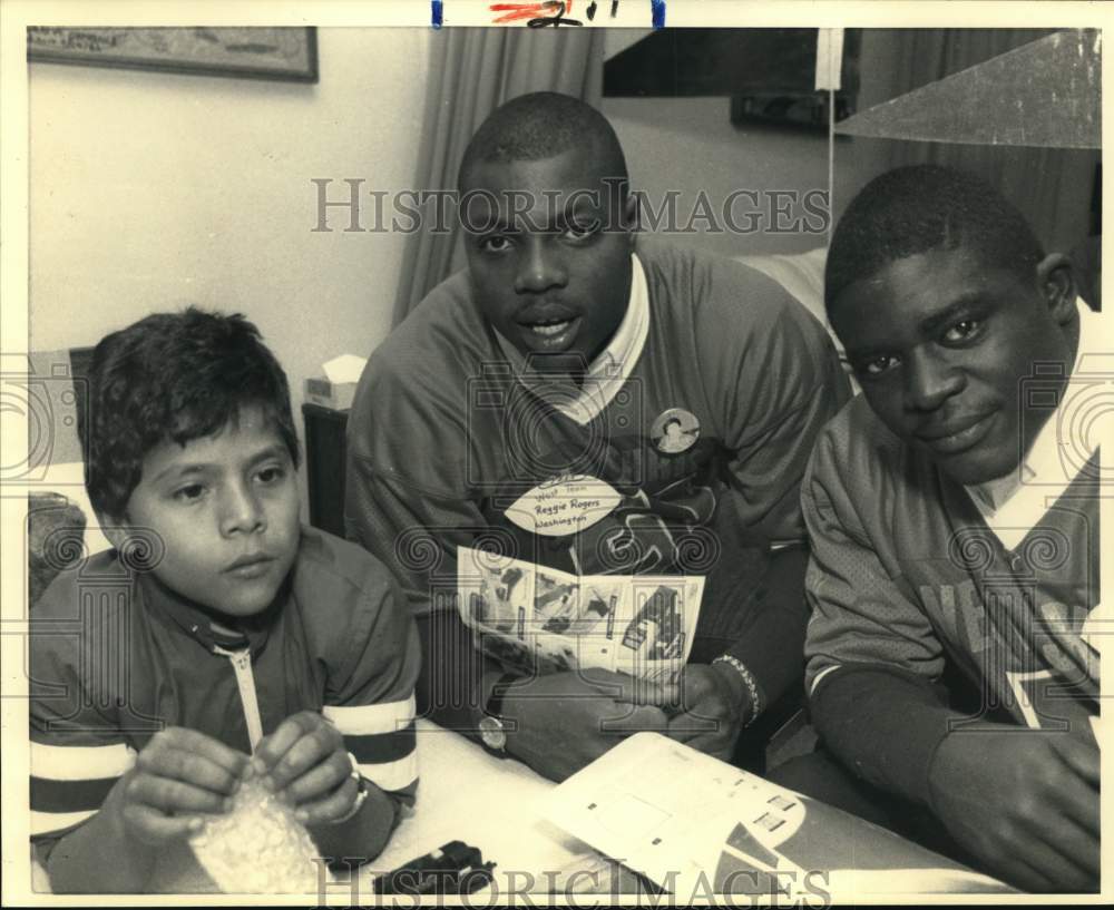 1987 Press Photo Reggie Rogers visits Shriners Hospital for crippled children- Historic Images