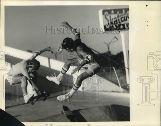 1977 Press Photo Skateboarding enthusiasts at Skateboard U.S.A. in Florida- Historic Images
