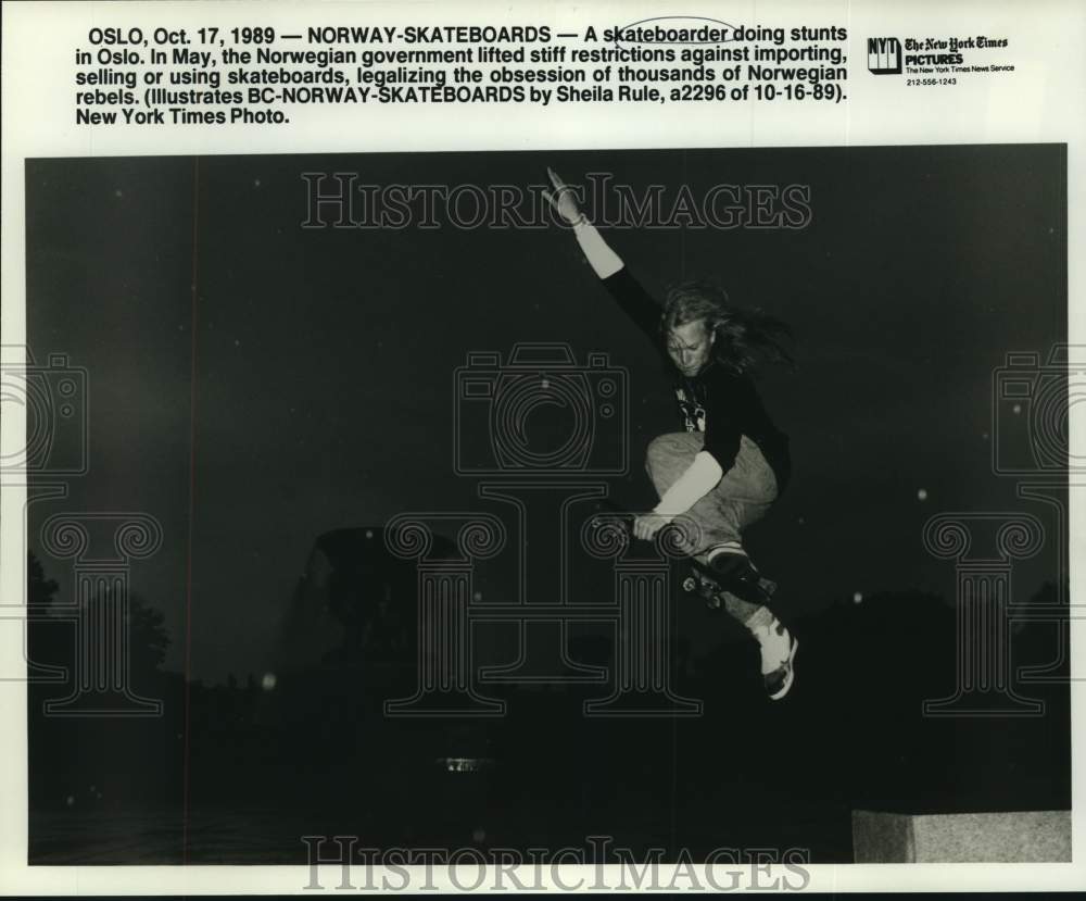 1989 Press Photo Skateboarder does a stunt in Oslo, Norway - nop88107- Historic Images