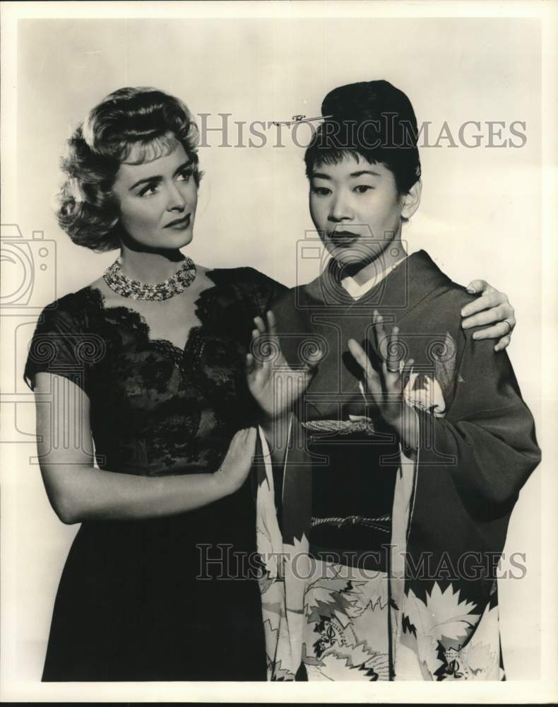 1961 Press Photo Donna Reed listens as Myoshi Umeki in &quot;The Donna Reed Show&quot;- Historic Images