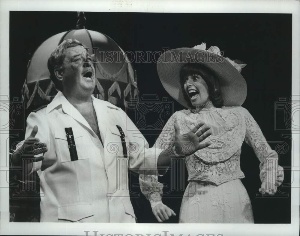 1976 Press Photo Toni Tennille &amp; Jackie Gleason on &quot;The Captain &amp; Tennille&quot;- Historic Images