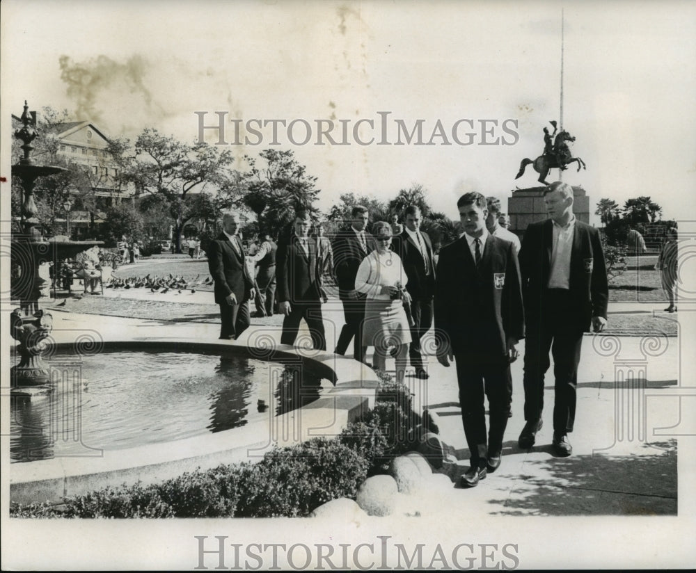 1966 Press Photo Sugar Bowl- Visitors to Sugar Bowl explore New Orleans.- Historic Images