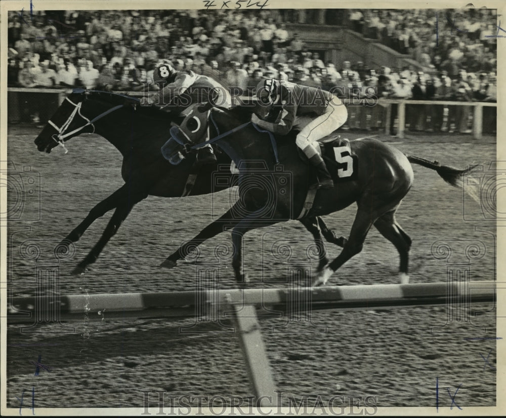 1975 Press Photo Fairgrounds- Burglar Alarm (8) gets in under the wire.
