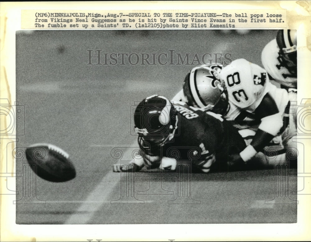 1988 Press Photo New Orleans Saints-Ball pops loose from Vikings Neal Guggemos- Historic Images