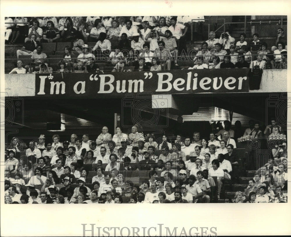 1981 Press Photo New Orleans Saints- Fans crowd stadium with banners and signs.- Historic Images