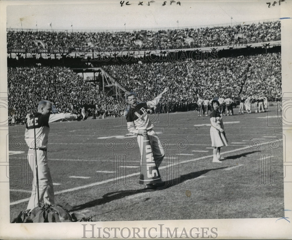 1961 Press Photo Sugar Bowl- Rice cheerleaders scream for Owl team. - nos00397- Historic Images